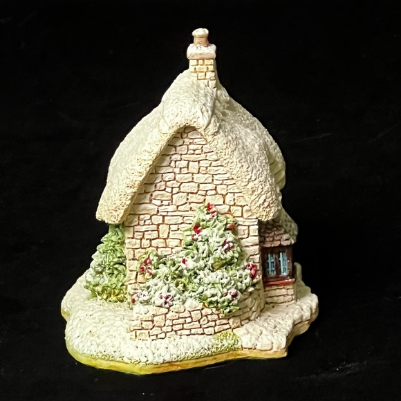Lilliput Lane | Partridge Cottage | Christmas Collection - Picture 6 of 7